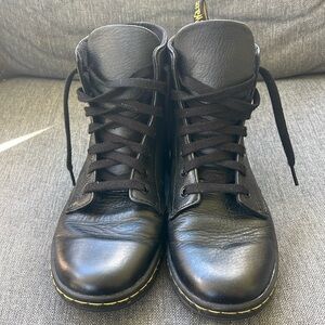 Dr. Martens- Leyton. Black W8